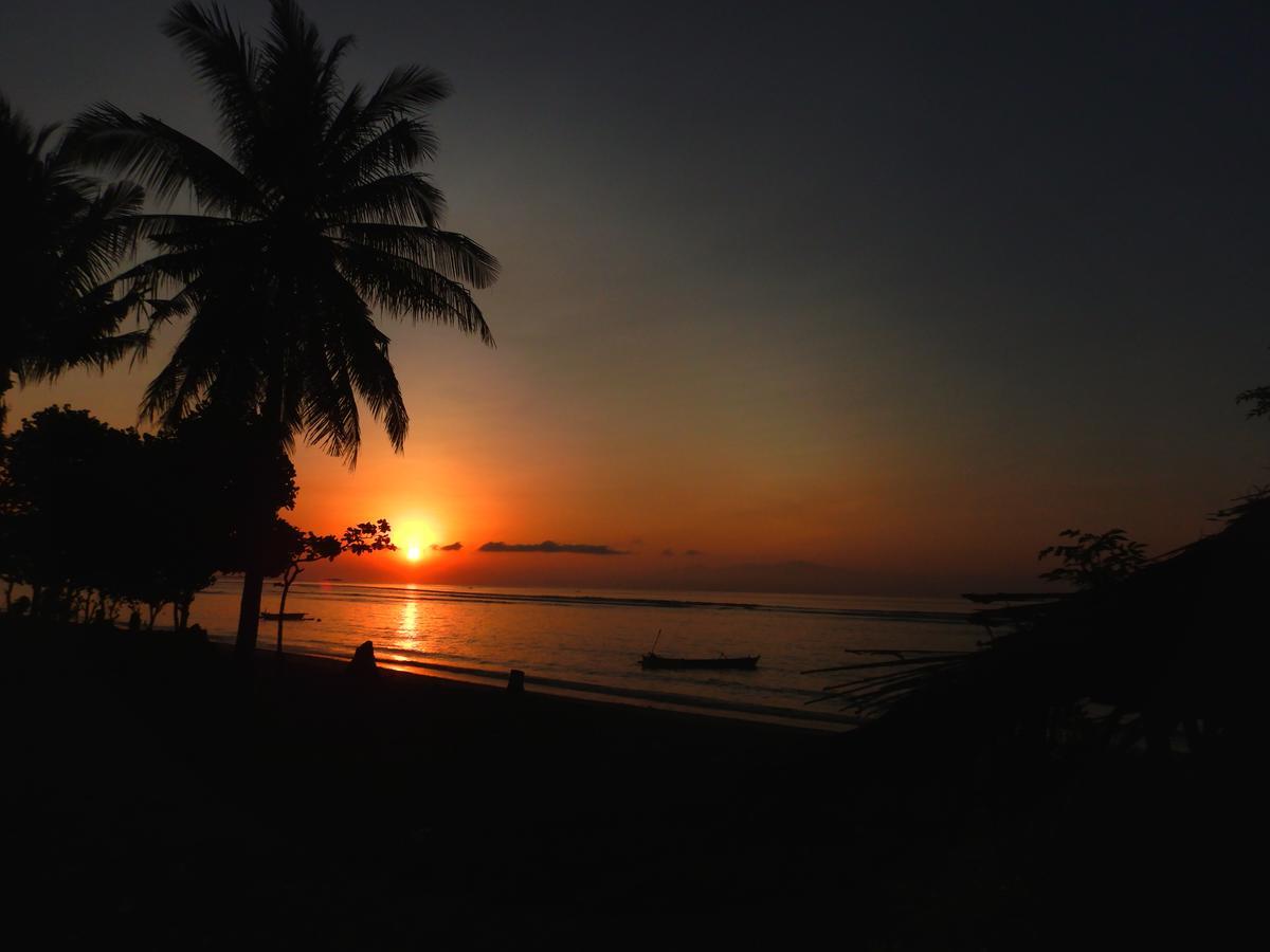 East Lombok Dive Hotel - 3 Private Rooms On The Beach With Seaview & Scuba Diving Center Labuhan Pandan Exterior foto